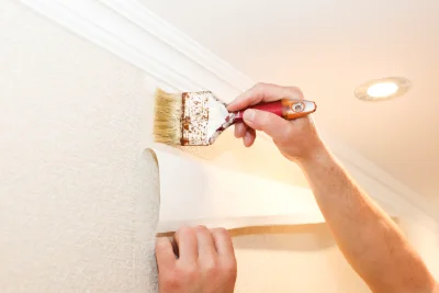 Pose de papier peint à Anjouin — revêtements muraux et toiles de verre